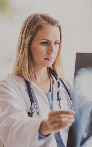 Ärztin auf Schreibtisch